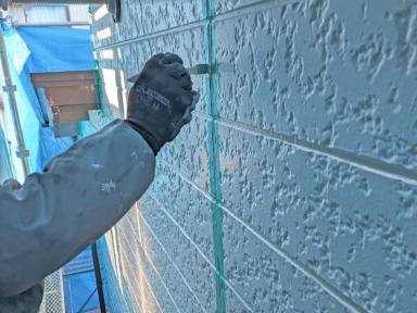 【施工進捗②】外壁塗装・屋根塗装工事現場｜コーキング打ち替え作業（高知市）