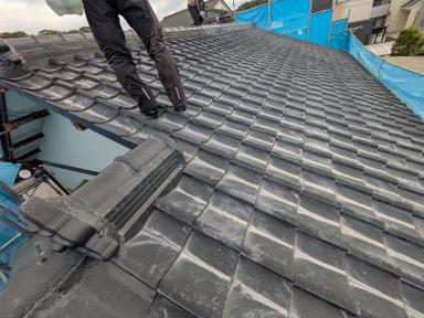 【施工進捗①】高知市｜賃貸物件の外壁塗装・屋根塗装工事スタート（洗浄・クラック補修）