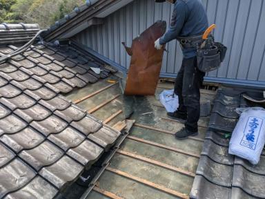 【施工進捗③】高知市でシロアリ被害・雨漏り修繕工事｜屋根板金補修で原因を改善